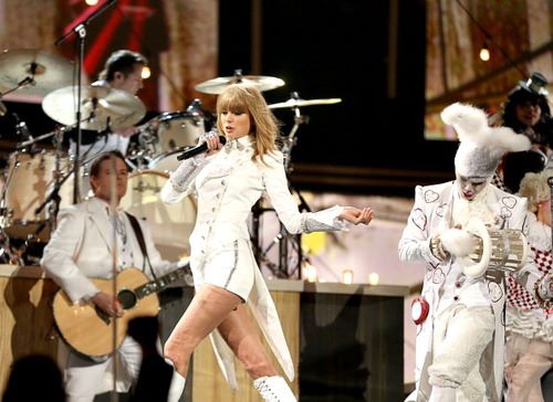 Taylor Swift ขึ้นแสดงสดในงาน 55th Grammy's Awards 2013