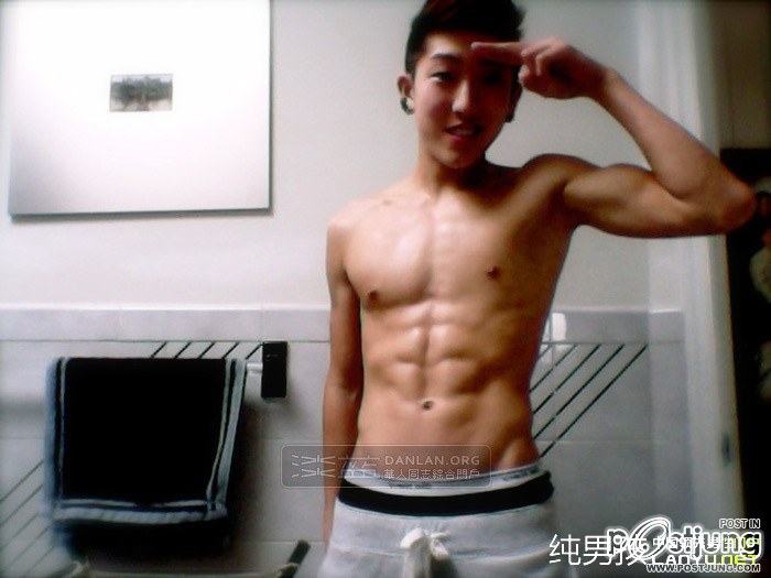 อาตี๋โชว์หุ่น