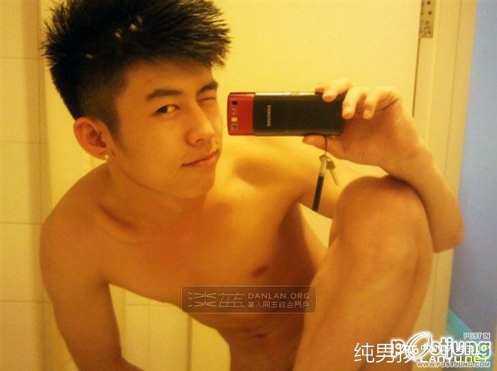 อาตี๋โชว์หุ่น