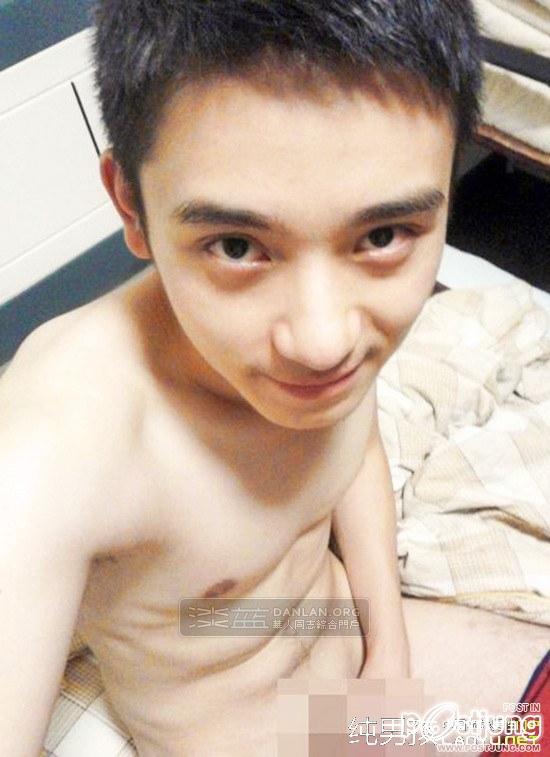 อาตี๋โชว์หุ่น