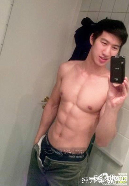 อาตี๋โชว์หุ่น