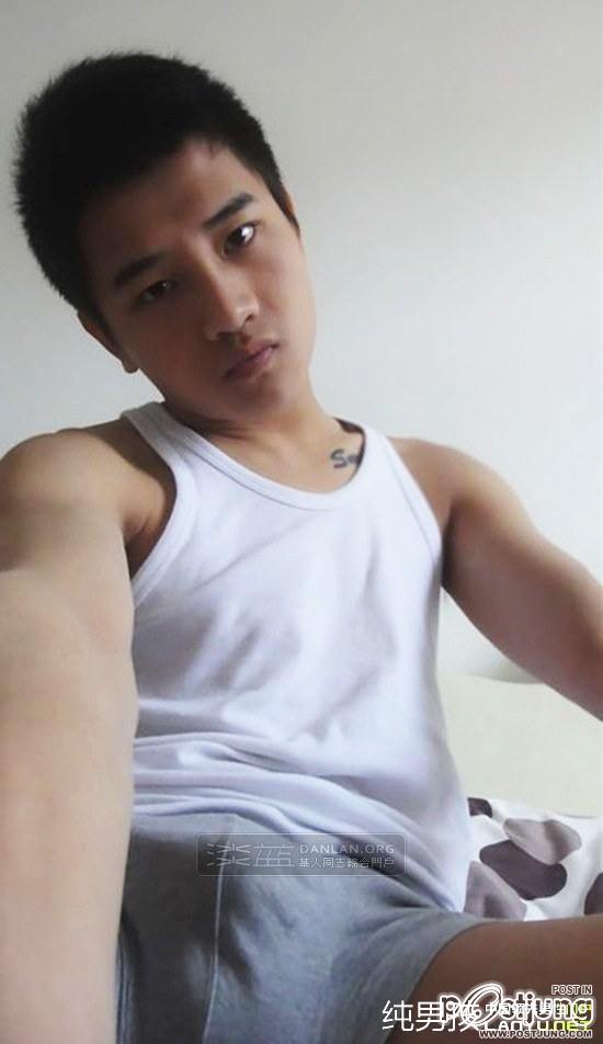 อาตี๋โชว์หุ่น