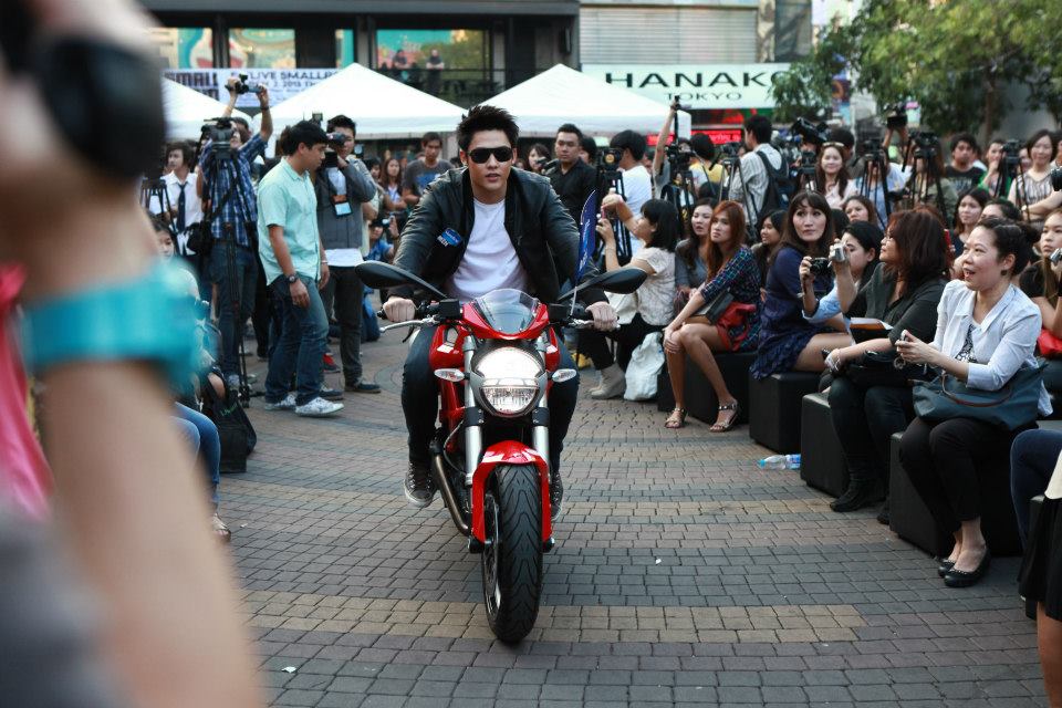 มาดูหนุ่มหล่อขับ Ducati กัน