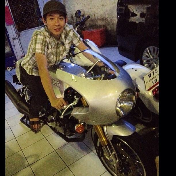 มาดูหนุ่มหล่อขับ Ducati กัน