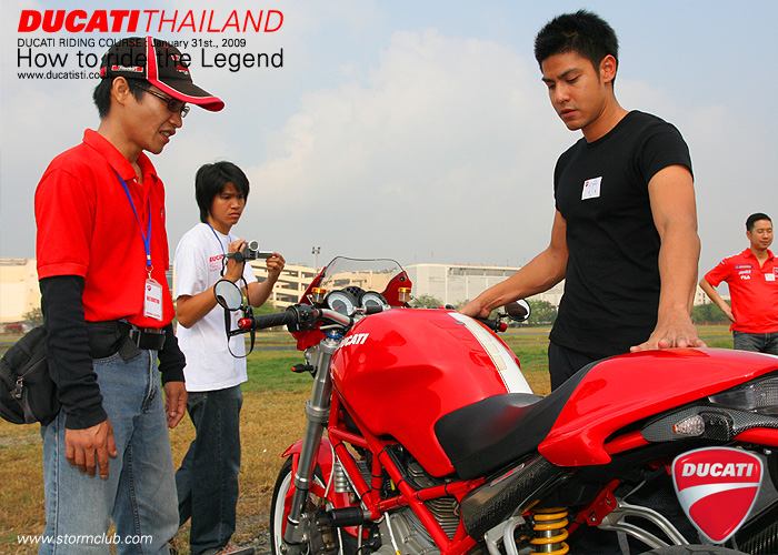 มาดูหนุ่มหล่อขับ Ducati กัน