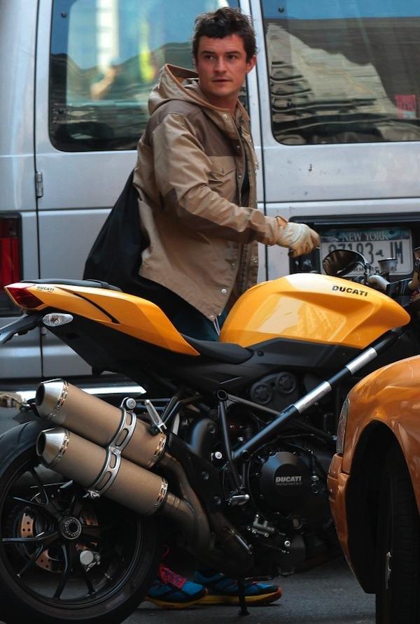 มาดูหนุ่มหล่อขับ Ducati กัน