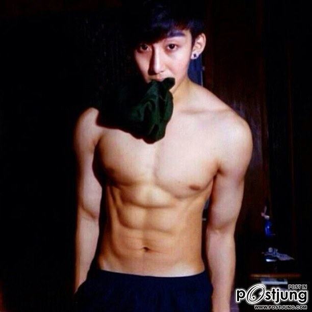 หนุ่มรุ่นใหม่สุขภาพดี หุ่นเป๊ะ
