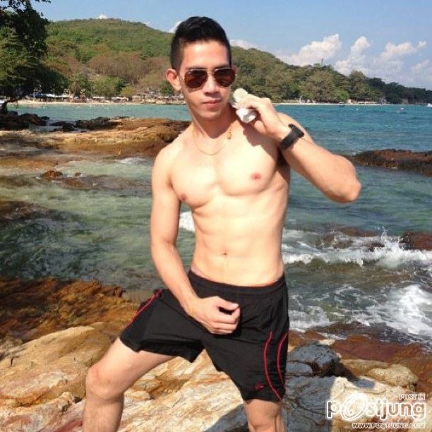 หนุ่มรุ่นใหม่สุขภาพดี หุ่นเป๊ะ