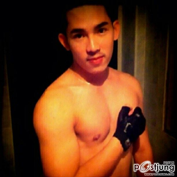 หนุ่มรุ่นใหม่สุขภาพดี หุ่นเป๊ะ