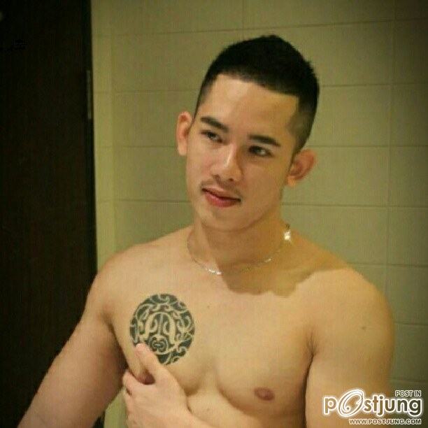 หนุ่มรุ่นใหม่สุขภาพดี หุ่นเป๊ะ