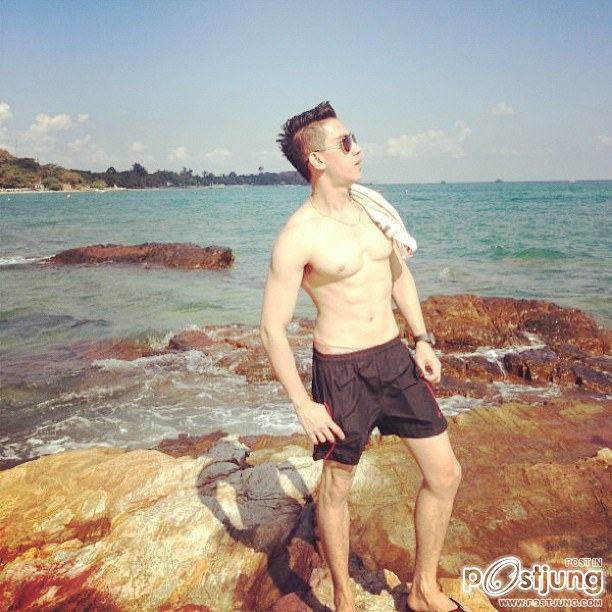 หนุ่มรุ่นใหม่สุขภาพดี หุ่นเป๊ะ