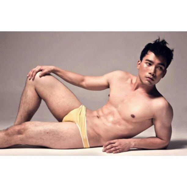 หนุ่มรุ่นใหม่สุขภาพดี หุ่นเป๊ะ