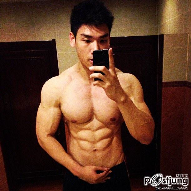 หนุ่มรุ่นใหม่สุขภาพดี หุ่นเป๊ะ