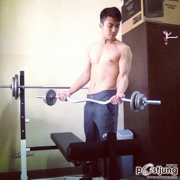 หนุ่มรุ่นใหม่สุขภาพดี หุ่นเป๊ะ