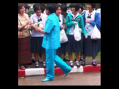 แฟชั่นเสื้อผ้า + เฟอร์บี้ จาก ผอ. โรงเรียนแก่นนครวิทยาลัย จังหวัดขอนแก่น แนวมากๆ