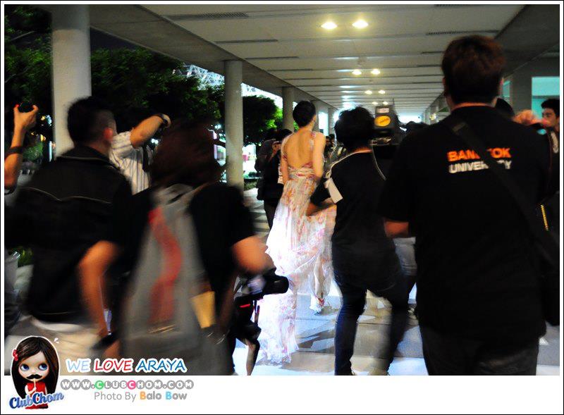 ชมพู่ นั่งวินมอเตอร์ไซด์ ไปรับรางวัล เธอสวดยอด!!!!!