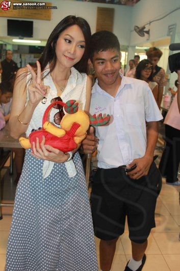 ยุ้ย จีรนันท์ทำบุญ สถานสงเคราะห์เลี้ยงเด็กพิการกับเหล่าแฟนๆ สวยขึ้นมากก