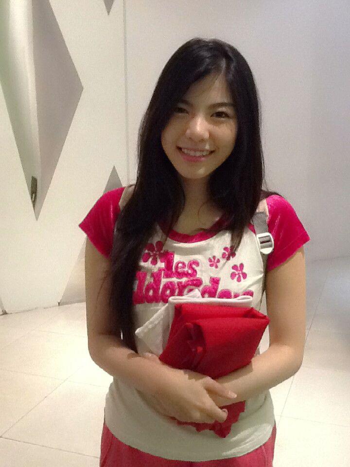 สาวน้อยขาวโอโม่   "เฟรม เดอะสตาร์ 8"