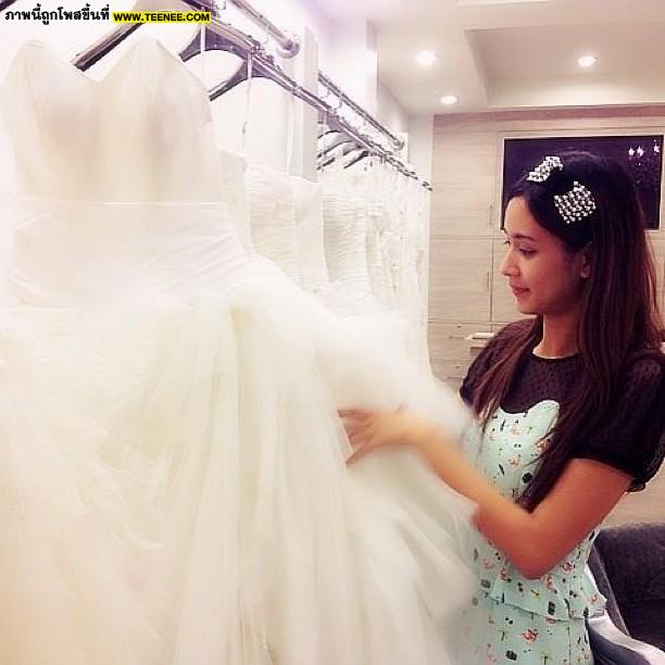 “ปชป.”โวยกลางสภาดาราสาวช่อง7 ใส่กระโปรงลายธงชาติ
