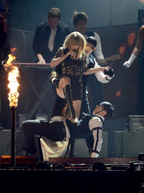 Taylor Swift ทารุณผู้ชายบนเวที @ BRITS Awards 2013