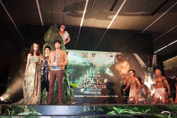 บอย ปกรณ์ กับ ขวัญ อุษามณี ในงานเปิดตัวภาพยนตร์ แจ๊คผู้สยบยักษ์  Jack the Giant Slayer