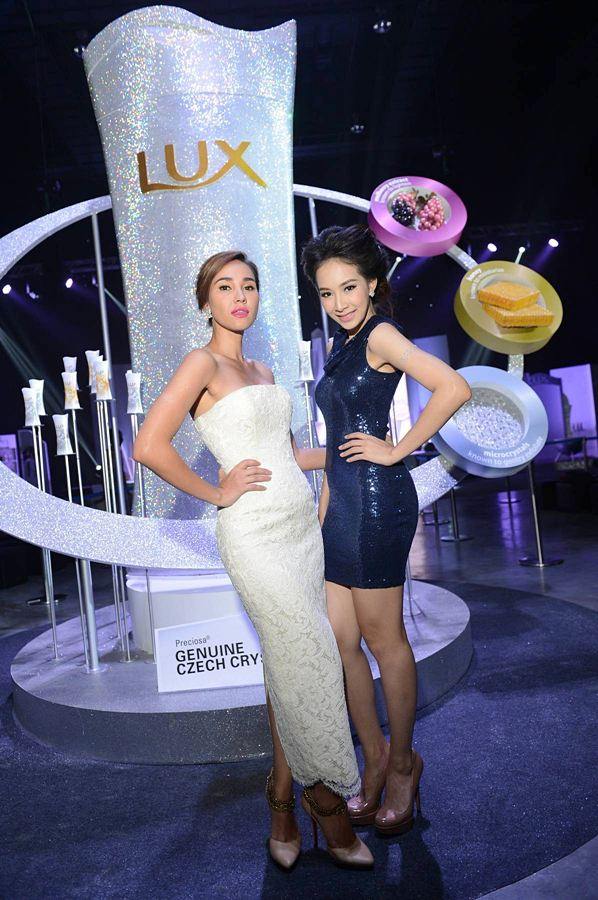 โชว์จัดเต็ม! พลอยร่วง ในงาน LUX