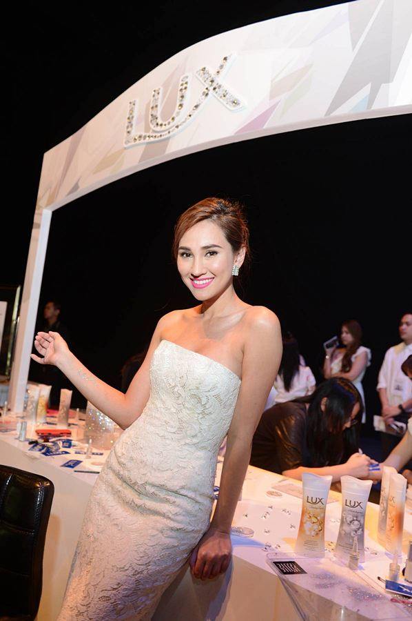 โชว์จัดเต็ม! พลอยร่วง ในงาน LUX