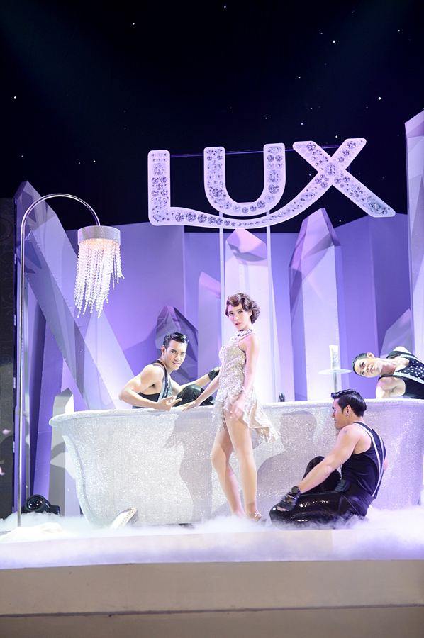โชว์จัดเต็ม! พลอยร่วง ในงาน LUX