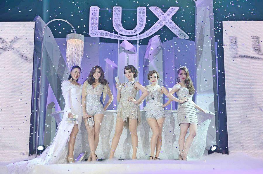 โชว์จัดเต็ม! พลอยร่วง ในงาน LUX
