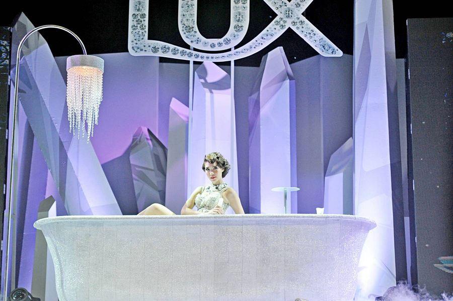 โชว์จัดเต็ม! พลอยร่วง ในงาน LUX