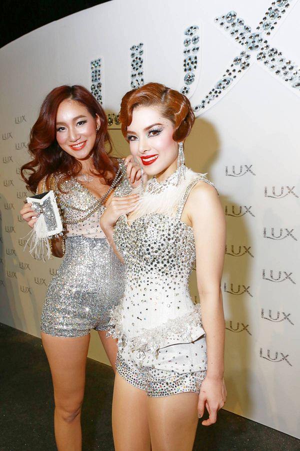 โชว์จัดเต็ม! พลอยร่วง ในงาน LUX