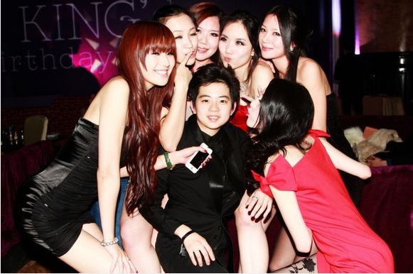 ชาวเน็ตจีนรุมหมั่นไส้! ทอมลูกมหาเศรษฐี อวดรวยจนโอเว่อร์