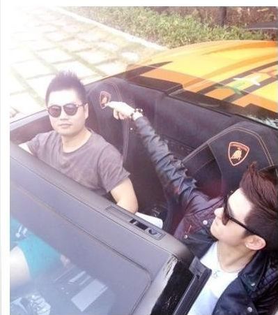 ชาวเน็ตจีนรุมหมั่นไส้! ทอมลูกมหาเศรษฐี อวดรวยจนโอเว่อร์