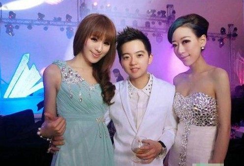ชาวเน็ตจีนรุมหมั่นไส้! ทอมลูกมหาเศรษฐี อวดรวยจนโอเว่อร์