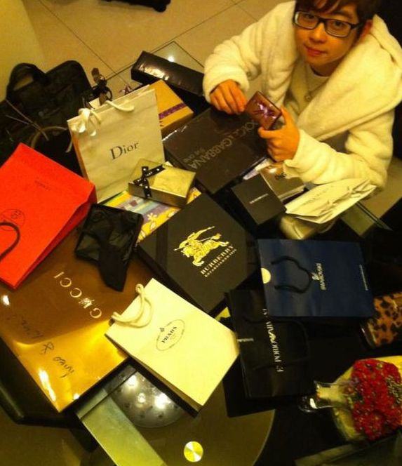 ชาวเน็ตจีนรุมหมั่นไส้! ทอมลูกมหาเศรษฐี อวดรวยจนโอเว่อร์