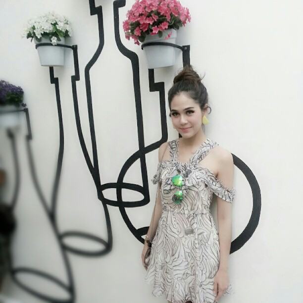 สองดาราสาวที่หน้าคล้ายชมพู่