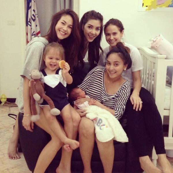 ซี้กันจริง! พอลล่า-แอน-วุ้นเส้น ผลัดกันช่วยนานาเลี้ยงลูก