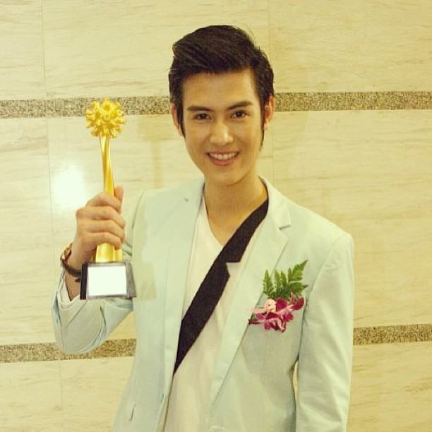 ใบเตย อาร์สยาม ยิ้มร่ารับรางวัล นักร้องปลอดบุหรี่ดีเด่น