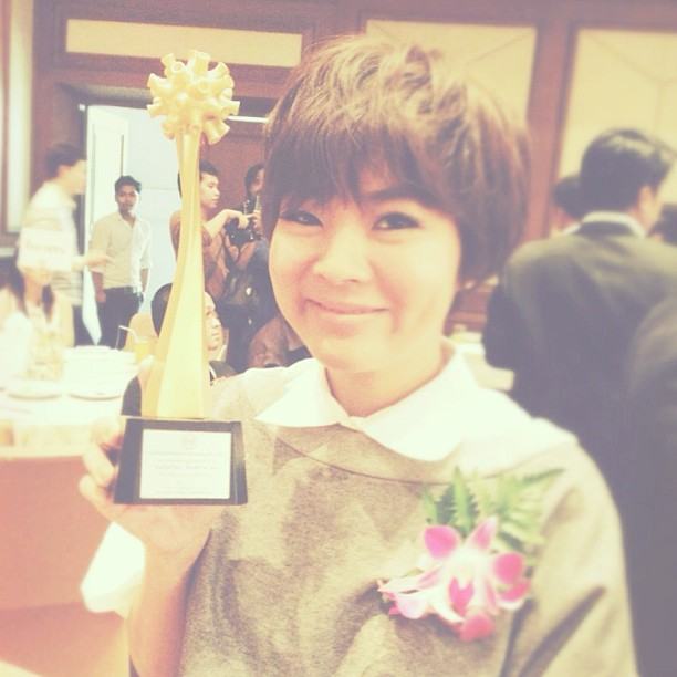 ใบเตย อาร์สยาม ยิ้มร่ารับรางวัล นักร้องปลอดบุหรี่ดีเด่น