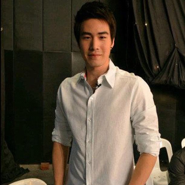 ซัน ประชากร ตี๋ หล่อ สุดฮอต