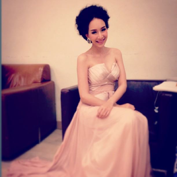 มิ้นท์ ณัฐวรา กับ เนย โชติกา  ใครสวยกว่ากัน