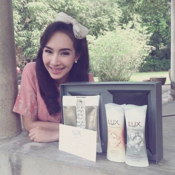 มิ้นท์ ณัฐวรา กับ เนย โชติกา  ใครสวยกว่ากัน
