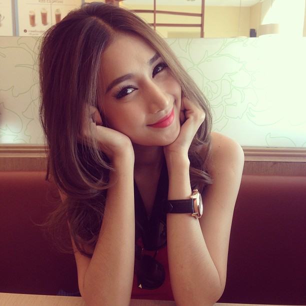 มิ้นท์ ณัฐวรา กับ เนย โชติกา  ใครสวยกว่ากัน
