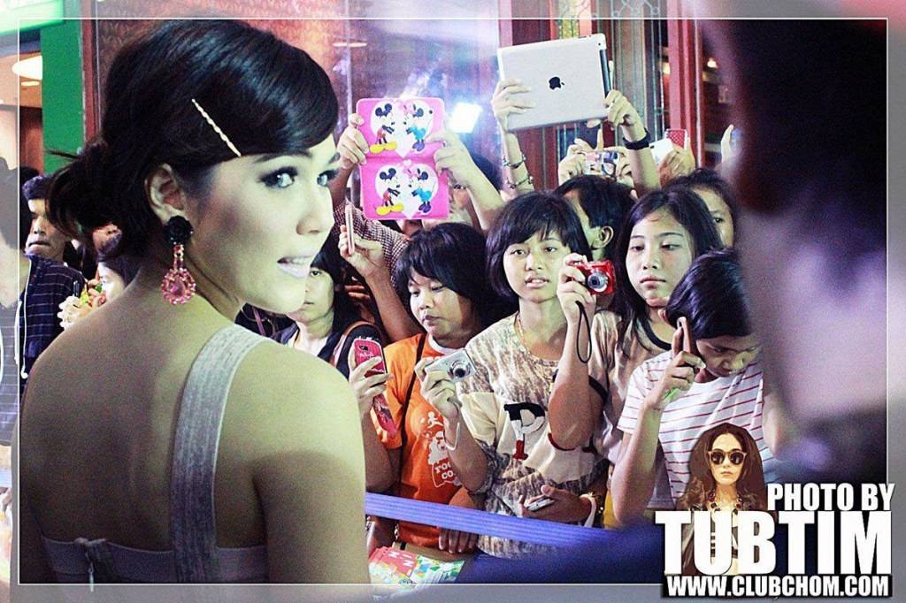 ชมพู่ อารยา แจกบัตรงานบอลช่อง 3 @เดอะมอลล์ บางกะปิ