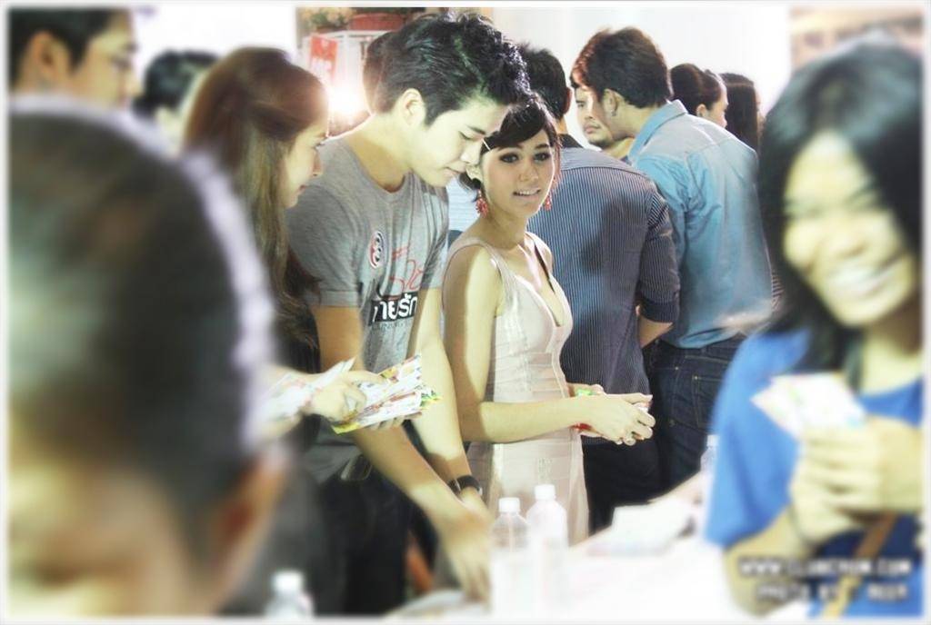 ชมพู่ อารยา แจกบัตรงานบอลช่อง 3 @เดอะมอลล์ บางกะปิ