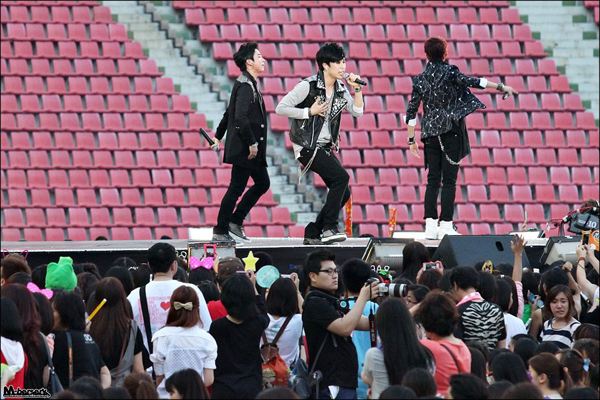 Korean Music Wave in Bangkok 2013 ไอดอลเกาหลี ยกทัพ จัดเต็ม!