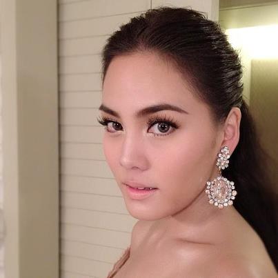 เจนี่ใส่คอนแทคเลนส์ของ Freshlook Colorblend ค่ะไม่ใช่บิ๊กอายแบบขวด .