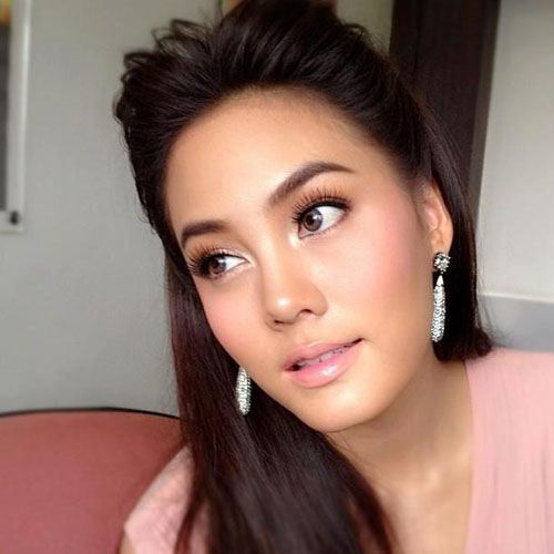 เจนี่ใส่คอนแทคเลนส์ของ Freshlook Colorblend ค่ะไม่ใช่บิ๊กอายแบบขวด .