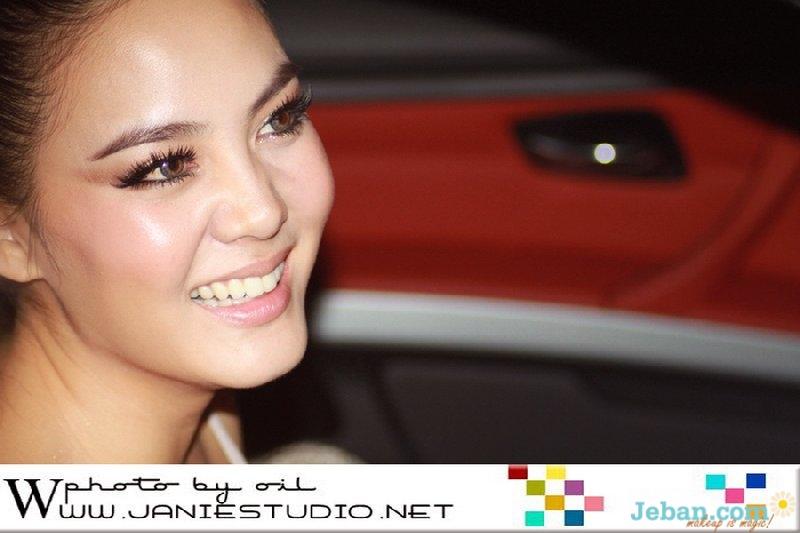 เจนี่ใส่คอนแทคเลนส์ของ Freshlook Colorblend ค่ะไม่ใช่บิ๊กอายแบบขวด .