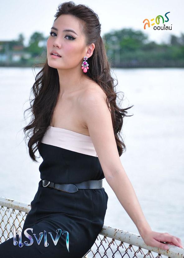เจนี่ใส่คอนแทคเลนส์ของ Freshlook Colorblend ค่ะไม่ใช่บิ๊กอายแบบขวด .